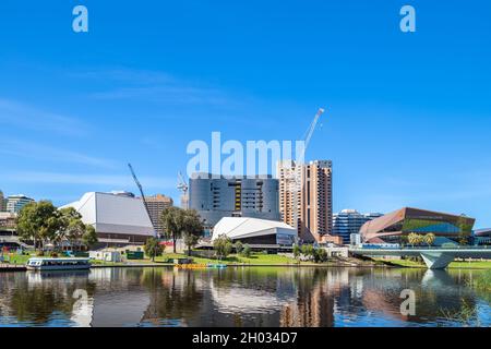 Adelaide, South Australia - 23. Februar 2020: Skyline von Adelaide an einem hellen Tag über die Riverbank Stockfoto