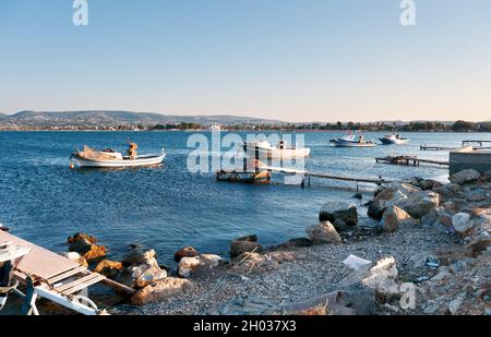 Alte traditionelle Fischerboote oder Trawler vor Anker auf dem Meer. Stockfoto
