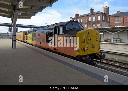 Eine Colas Railfreight Diesel-Lokomotive der Klasse 37, die einen Test- und Messzug der Network Rail im Bahnhof Derby transportiert, August 2021 Stockfoto