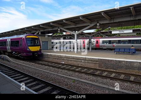 East Midlands Railway 170 Klasse Turbostar Zug am Bahnhof Derby, 14. August 2021 Stockfoto