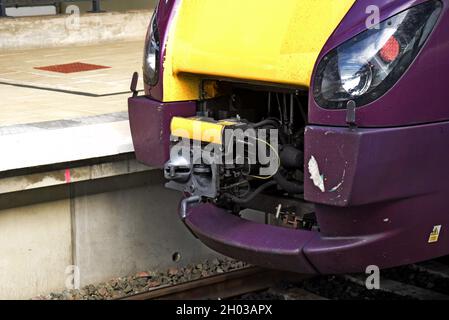 Ein Dellner-Automatikkoppler an der Vorderseite eines Meridian-Zuges der East Midlands Railway der Klasse 222 am Bahnhof Derby, August 2021 Stockfoto