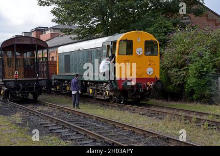 Ein Lokführer steigt bei der Great Central Railway, Loughborough, August 2021, in die Kabine einer ehemaligen Diesellok der British Railways der Klasse 20 „Chopper“ Stockfoto