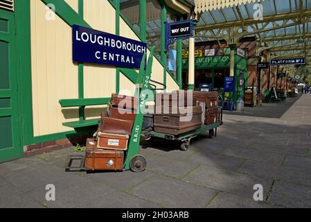 Vintage-Gepäckwagen und -Pakete Ausstellungen und Requisiten, die die historische Szene am Loughborough Station, Great Central Railway, August 2021, nachbilden Stockfoto