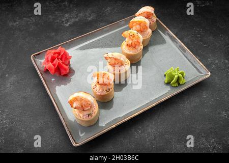 Sushi-Rollen mit Omelette, Garnelen und Krabbensticks Stockfoto