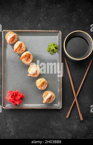 Sushi-Rollen mit Omelette, Garnelen und Krabbensticks Stockfoto