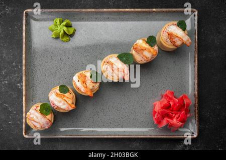 Sushi-Rollen mit Omelette, Garnelen und Krabbensticks Stockfoto