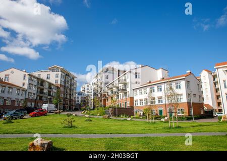 Apartmentkomplex 'De Bloem' im südholländischen Dorf Rijnsburg in den Niederlanden. An einem blau bewölkten Tag im Sommer. Bauen Sie in der Form eines Stockfoto