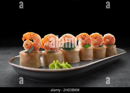 Sushi-Rollen mit Omelette, Garnelen und Krabbensticks Stockfoto