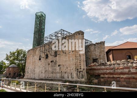 Ankara Haci Bayram Turbesi Mausoleum atemberaubende malerische Aussicht auf den Tempel des Augustus an einem Tag des blauen Himmels im Sommer Stockfoto