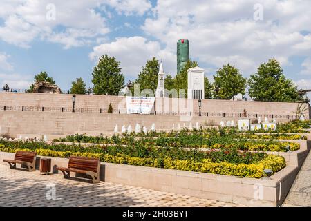 Ankara Haci Bayram Turbesi Mausoleum atemberaubende malerische Aussicht auf den Park an einem Tag des blauen Himmels im Sommer Stockfoto