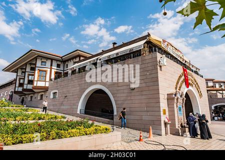 Ankara Haci Bayram Turbesi Mausoleum atemberaubende malerische Aussicht auf den Basar Gebäude an einem Tag des blauen Himmels im Sommer Stockfoto