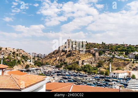 Ankara Haci Bayram Turbesi Mausoleum atemberaubende malerische Aussicht auf das Schloss an einem Tag des blauen Himmels im Sommer Stockfoto