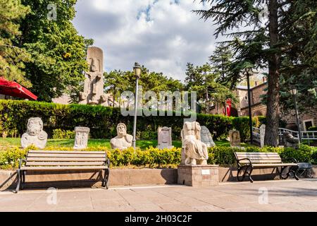 Ankara Museum of Anatolian Civilizations atemberaubender, malerischer Blick auf Statuen an einem Tag des blauen Himmels im Sommer Stockfoto