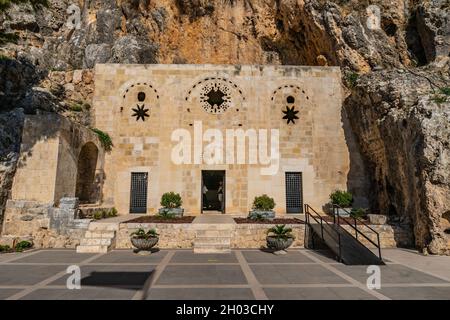 Hayat Saint Pierre Kirche atemberaubende malerische Aussicht an einem Tag des blauen Himmels im Sommer Stockfoto