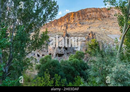 Soganli Valley atemberaubende malerische Aussicht auf felsige Häuser und Klöster an einem Tag des blauen Himmels im Sommer Stockfoto