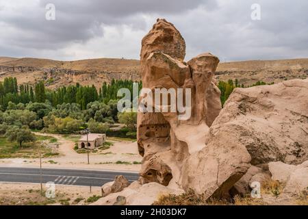 Kathedrale von Selime atemberaubende, malerische Aussicht auf felsige Häuser und Kirchen an einem Tag des blauen Himmels im Sommer Stockfoto