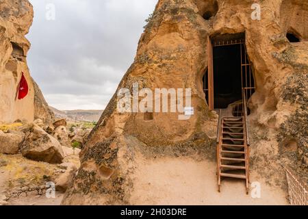 Kathedrale von Selime atemberaubende, malerische Aussicht auf felsige Häuser und Kirchen an einem Tag des blauen Himmels im Sommer Stockfoto