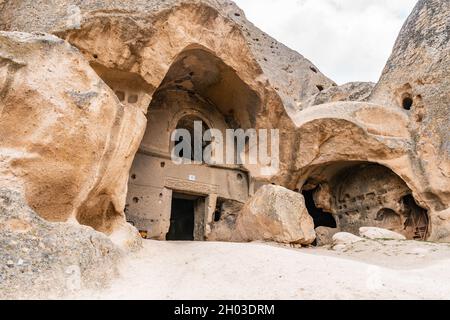 Kathedrale von Selime atemberaubende, malerische Aussicht auf felsige Häuser und Kirchen an einem Tag des blauen Himmels im Sommer Stockfoto