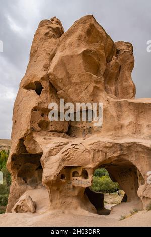 Kathedrale von Selime atemberaubende, malerische Aussicht auf felsige Häuser und Kirchen an einem Tag des blauen Himmels im Sommer Stockfoto