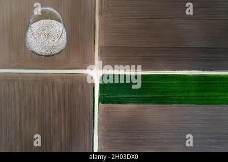 Collage von landwirtschaftlichen Bildern von Luftaufnahme des Feldes mit Dünger in Schale Stockfoto