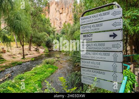 Ilhlara Valley atemberaubende malerische Aussicht auf Church Road-Schilder an einem Tag des blauen Himmels im Sommer Stockfoto