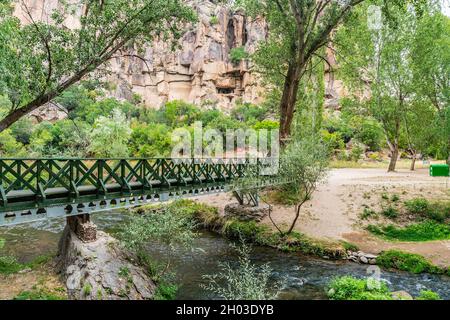 Ilhlara Valley atemberaubende malerische Aussicht auf die Brücke über den Fluss an einem Tag des blauen Himmels im Sommer Stockfoto