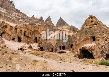 Kathedrale von Selime atemberaubende, malerische Aussicht auf felsige Häuser und Kirchen an einem Tag des blauen Himmels im Sommer Stockfoto