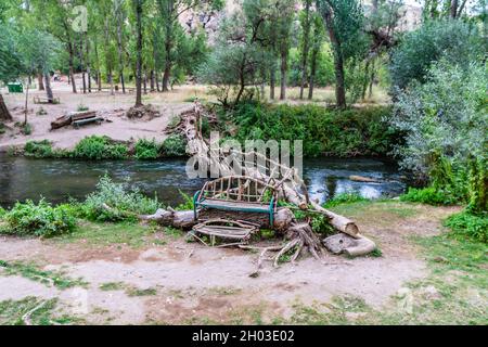 Ilhlara Valley atemberaubende malerische Aussicht auf eine Holzbrücke an einem Tag des blauen Himmels im Sommer Stockfoto