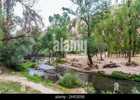 Ilhlara Valley atemberaubende malerische Aussicht auf die Brücke über den Fluss an einem Tag des blauen Himmels im Sommer Stockfoto