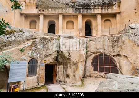 Ilhlara Valley atemberaubende malerische Aussicht auf die Sumbullu Kilise Jazinth Kirche an einem Tag des blauen Himmels im Sommer Stockfoto