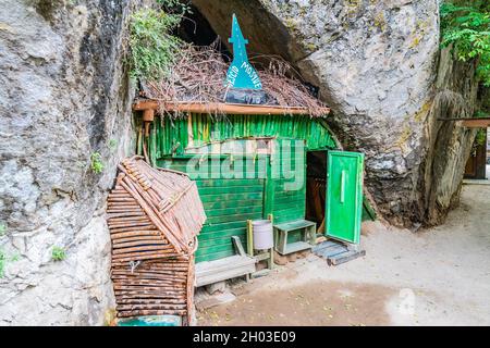 Ilhlara Valley atemberaubende malerische Aussicht auf die Moschee unter einem Felsen an einem Tag des blauen Himmels im Sommer Stockfoto