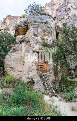 Ilhlara Valley atemberaubende malerische Aussicht auf ein Felshaus an einem Tag des blauen Himmels im Sommer Stockfoto