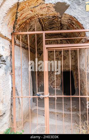 Ilhlara Valley atemberaubende malerische Aussicht auf die Purenli Kilise Kirche an einem Tag des blauen Himmels im Sommer Stockfoto