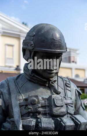 Simferopol, Krim-23. Juni 2021: Das Denkmal dem großen Soldaten auf der Straße der Stadt. Stockfoto