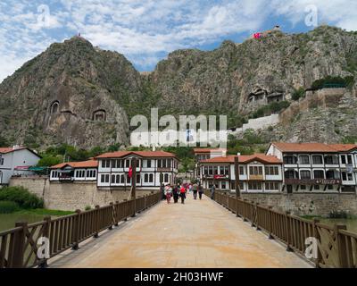 Amasya Low Bridge. Historische Häuser und Restaurants am Fluss. Bild der Burg und historischen Felsengräber. Stockfoto