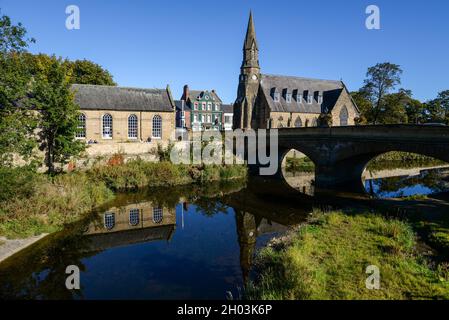 Morpeth Chantry und St. George's URC Church aus dem 13. Jahrhundert am Fluss Wansbeck, Northumberland, England, Großbritannien Stockfoto