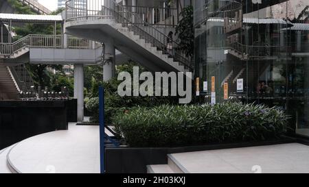 Exterior Design Treppe zum BTS Skytrain Skywalk Chit Lom Bangkok Thailand สถานีชิดลม Stockfoto