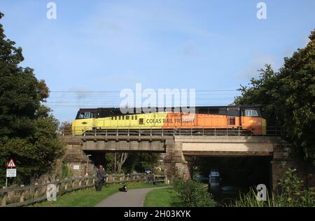 General Electric PowerHaul Co-Co Diesel-elektrische Lokomotive der Baureihe 70, die am 10. Oktober 2021 von Colas Rail Freight Crossing Bridge in Lancaster betrieben wird. Stockfoto