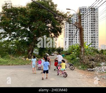 Saigon, Vietnam - 26. Januar 2021. Kinder spielen auf der Straße von Saigon, Vietnam. Saigon ist eine dynamische Stadt und das größte Wirtschaftszentrum in Vietnam. Stockfoto