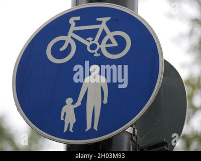 Fußgänger- und Fahrradschild für gemeinsame Route Stockfoto