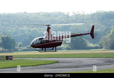 Robinson R66 Turbinenhubschrauber (G-NJNH) auf dem Wellesbourne Airfield, Warwickshire, Großbritannien Stockfoto