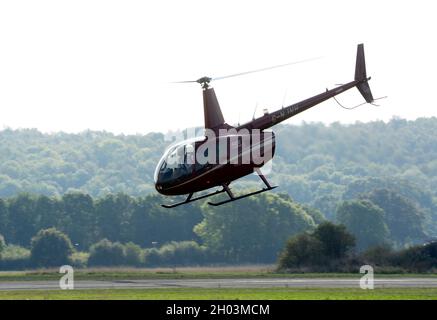 Robinson R66 Turbinenhubschrauber (G-NJNH) auf dem Wellesbourne Airfield, Warwickshire, Großbritannien Stockfoto