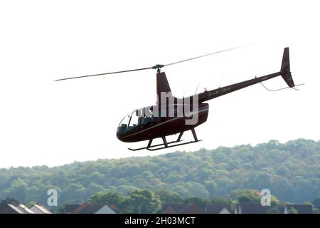 Robinson R66 Turbinenhubschrauber (G-NJNH) auf dem Wellesbourne Airfield, Warwickshire, Großbritannien Stockfoto