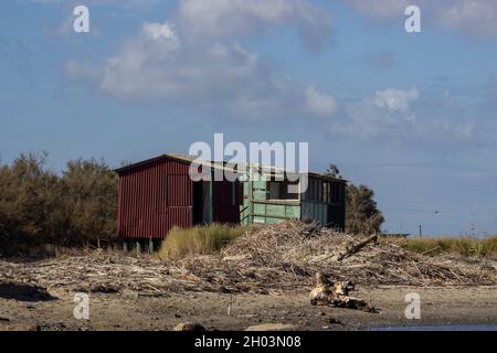 Eine traditionelle Fischerhütte in der Nähe des Strandes an der Mittelmeerküste in Italien Stockfoto