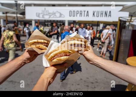 09.08.2021: Ljubljana, Slowenien: 3 pljeskavica in lepinja in Ljubljana auf der offenen Küche odprta kuhna Gastronomie Veranstaltung . Stockfoto