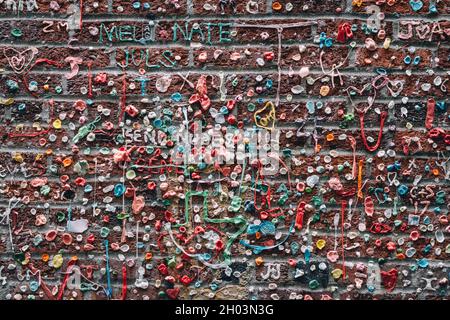 Seattle, Washington, Vereinigte Staaten von Amerika - The Market Theatre Gum Wall, eine Ziegelwand, die mit gebrauchtem Kaugummi bedeckt ist. Stockfoto
