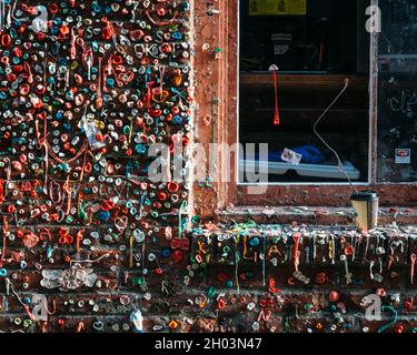 Seattle, Washington, Vereinigte Staaten von Amerika - The Market Theatre Gum Wall, eine Ziegelwand, die mit gebrauchtem Kaugummi bedeckt ist und sich in einer Gasse in Post A befindet Stockfoto