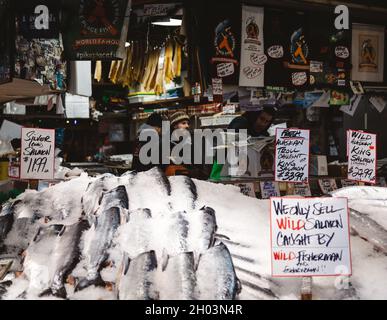 Seattle, Washington, Vereinigte Staaten von Amerika - frischer Lachs auf dem Pike Place Fish Market. Berühmt für die Tradition der Fischhändler, die Fische werfen. Stockfoto