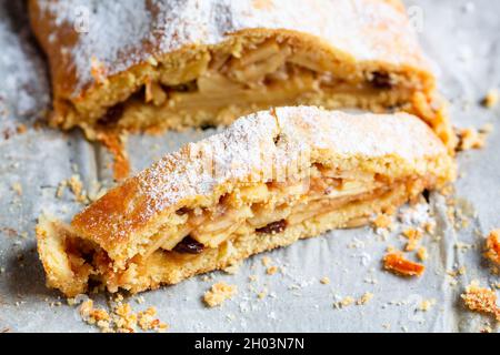 Ein Stück Apfelstrudel aus nächster Nähe Stockfoto