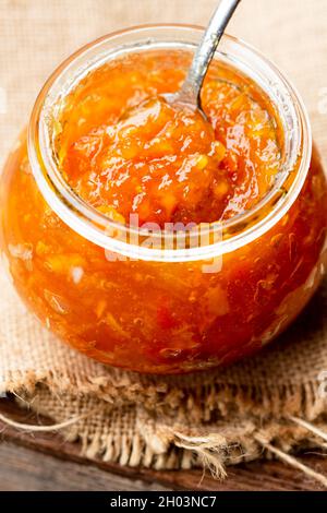 Orangenmarmelade in einem Glas Stockfoto